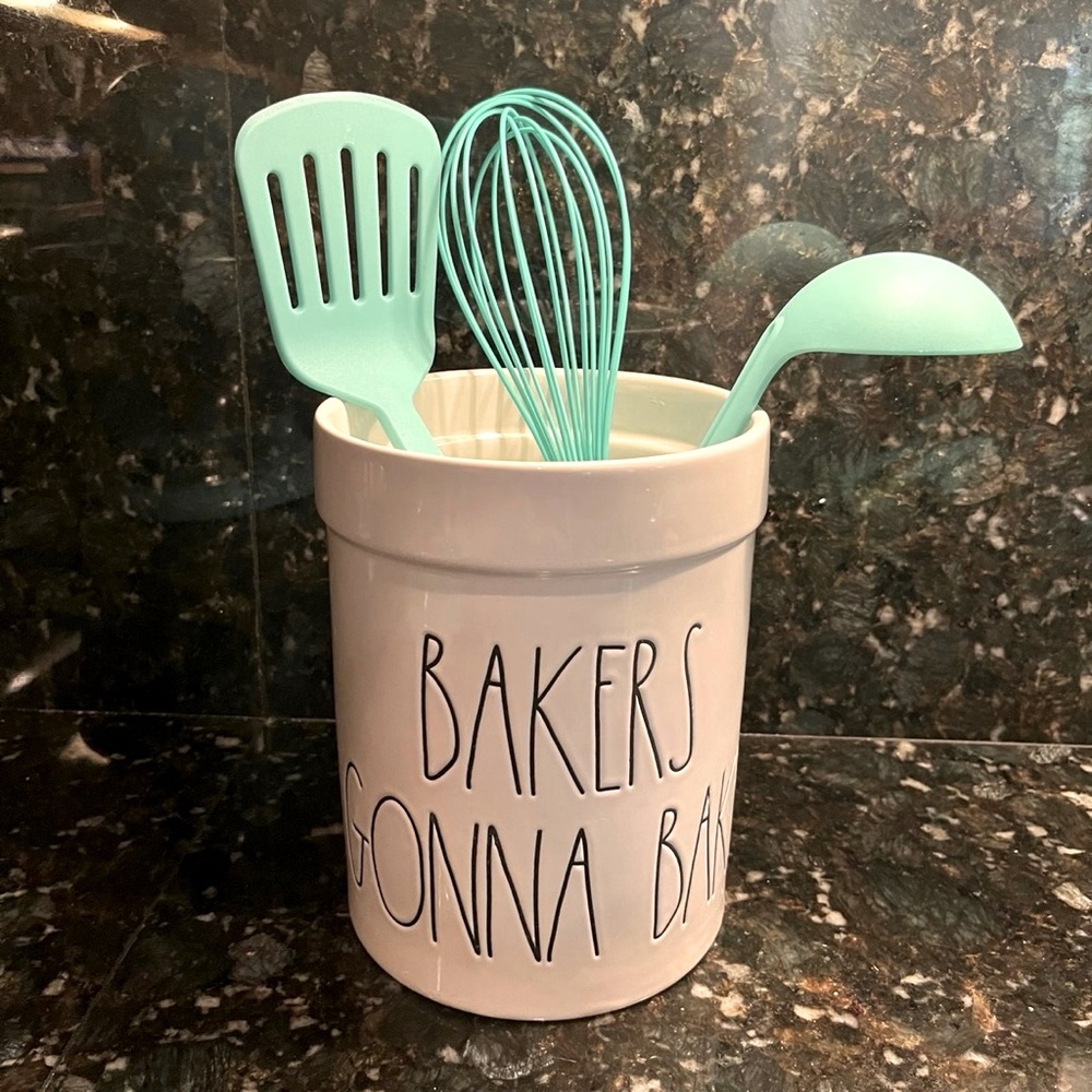 Rae Dunn BAKERS GONNA BAKE Crock.